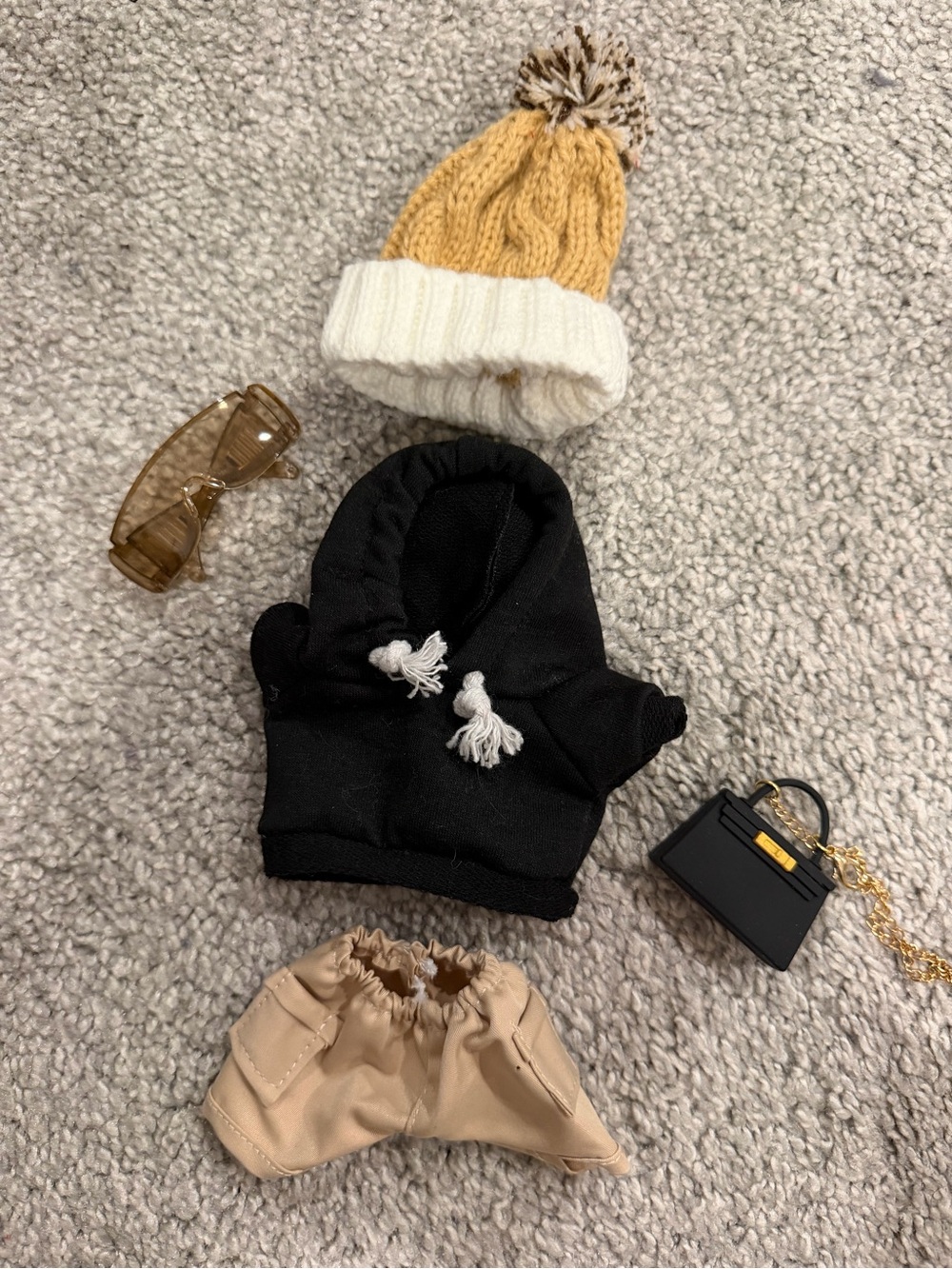 Labubu Doll Outfit & Accesories - 5 piece set - beanie, sunglasses